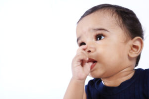 bambino-dito-in-bocca-1