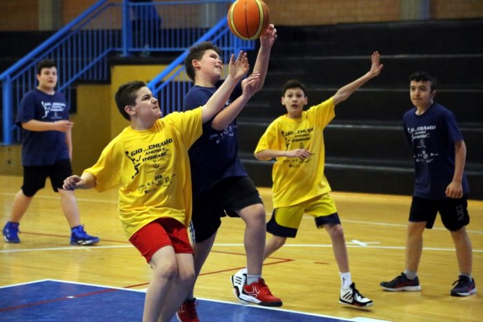 manifestazione di basket alle scuole medie ferraris di modena
