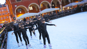 Spettacolo di danza aerea sul ghiaccio in Piazza Roma a Modena
